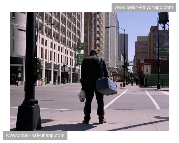 黑暗骑士的崛起：当蝙蝠侠遭遇行侠仗义的少年英雄